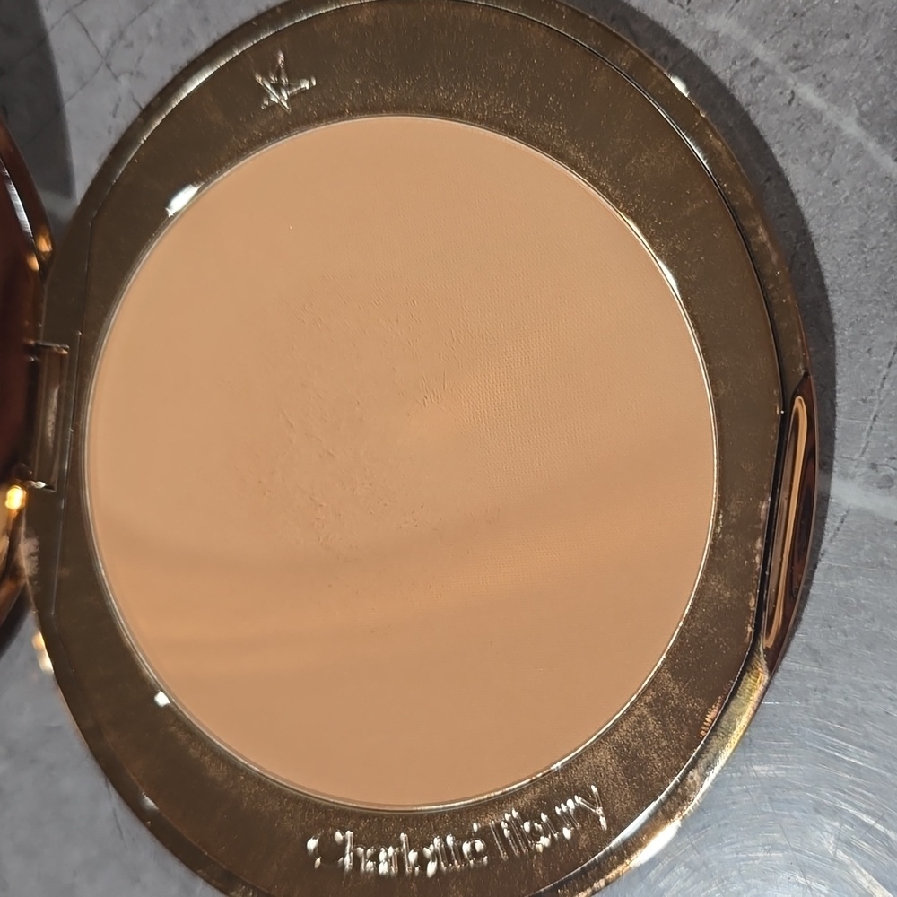 CHARLOTTE TILBURY AIRBRUSH FLAWLESS FINISH SETTING POWDER - Picture 4 of 4